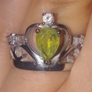 Crown shaped ring with peridot birthstone